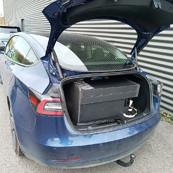 Horace entre dans un coffre de voiture